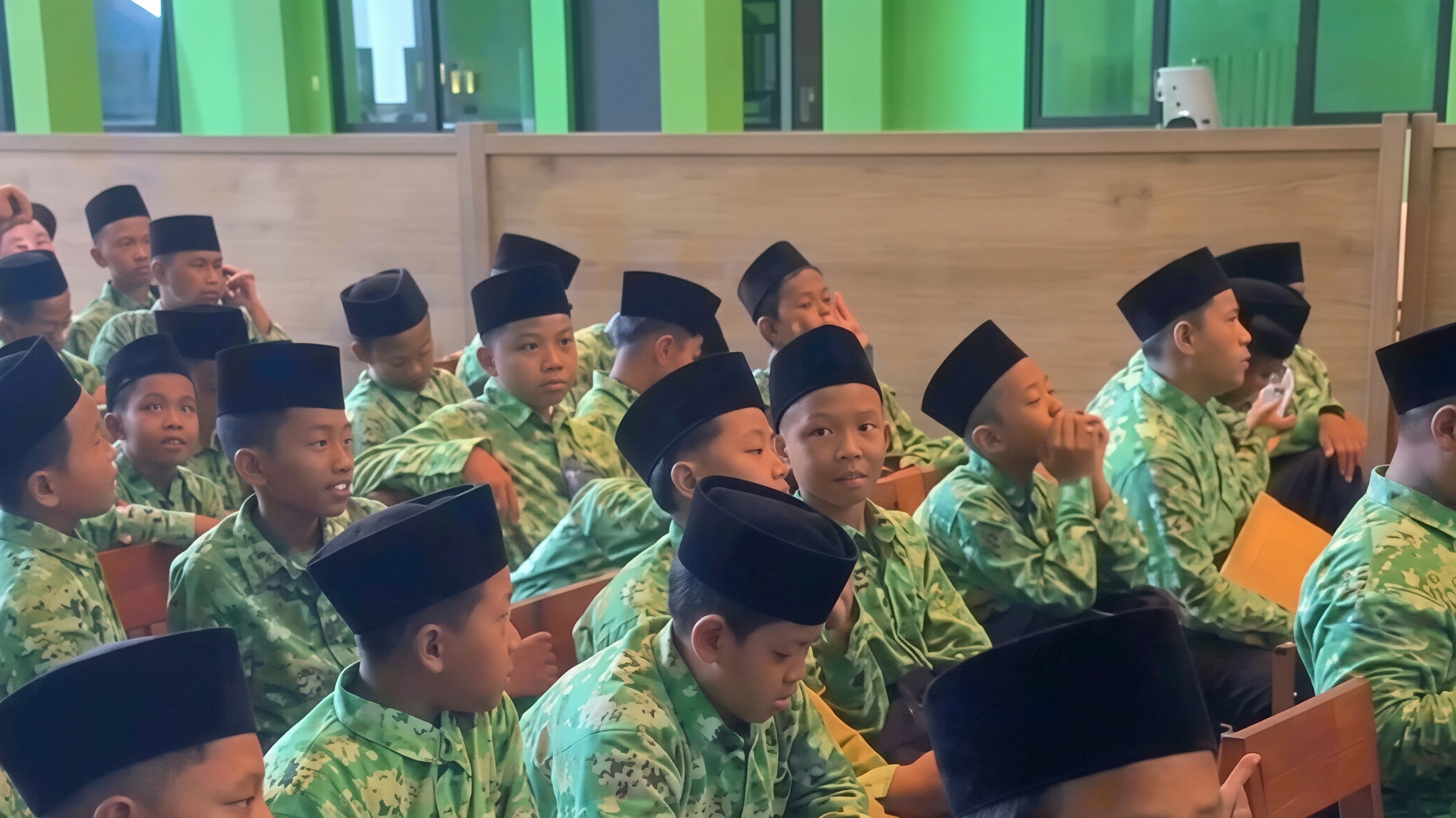 Puncak Keseruan MATAMUDA Hari Ketiga MTs Fadlun Nafis Bangsri: Tampil Anggun dengan Batik, Ice Breaking, dan Tukar Kado Kebersamaan